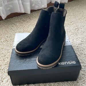 Kensie black boots
Size 7